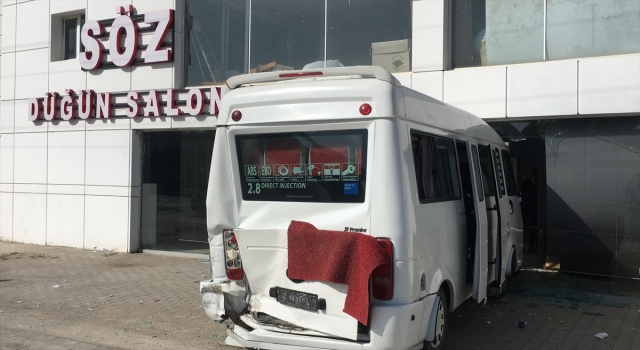 Mersin’de iş yerine giren minibüsteki 2 kişi yaralandı