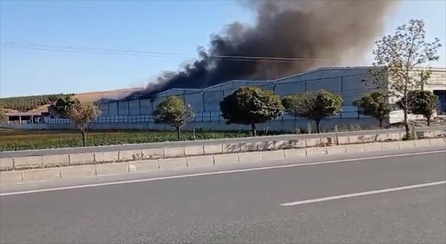 Kahramanmaraş’ta tekstil fabrikasının deposunda çıkan yangına müdahale ediliyor