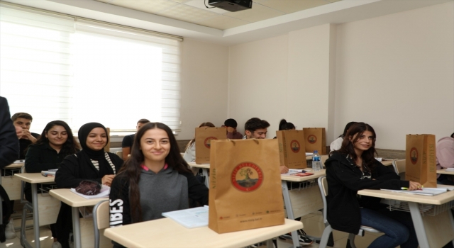 Nizip Belediyesi’nden üniversite öğrencilerine kitap desteği