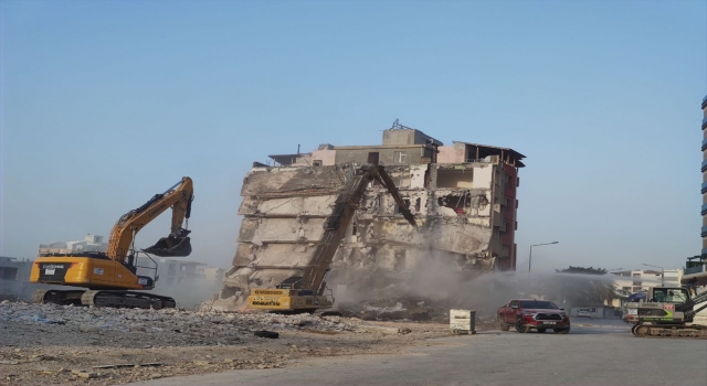 Hatay’da depremlerde ağır hasar alan 5 bina kontrollü yıkıldı