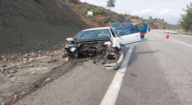 Burdur’da 3 otomobilin karıştığı kazada 5 kişi yaralandı
