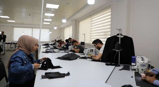 Nizip’te kurulan tekstil atölyesi üretime başladı