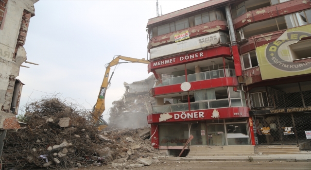 Hatay’da depremlerde ağır hasar alan 2 iş hanı kontrollü yıkıldı