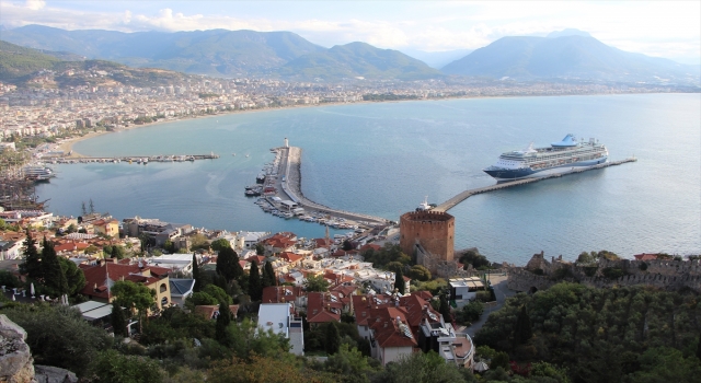 Kruvaziyer ”Marella Discovery 2” Alanya Limanı’na demirledi