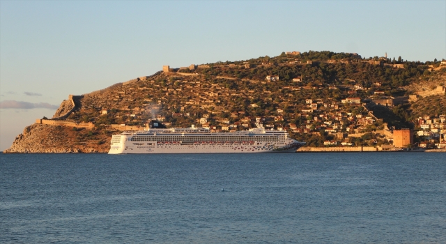 ”Norwegian Gem” kruvaziyeri Alanya Limanı’na demirledi