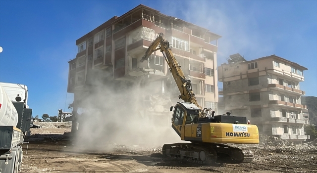 Hatay’da depremlerde ağır hasar alan 4 bina kontrollü yıkıldı