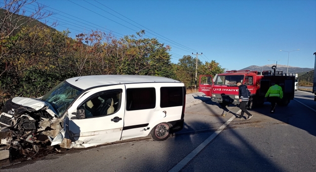 Burdur’da direğe çarpan otomobildeki iki kişi yaralandı