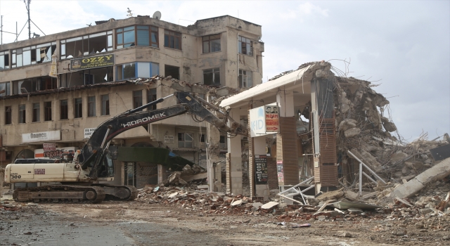 Hatay’da depremlerde ağır hasar alan 3 iş hanı kontrollü yıkıldı