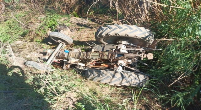 Antalya’da devrilen traktörün sürücüsü yara almadan kurtuldu