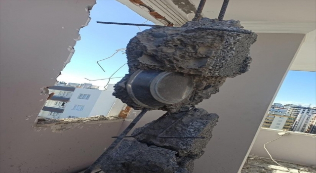 Adana’da yıkımı süren ağır hasarlı binanın beton bağlama noktasından bakır tabak çıktı