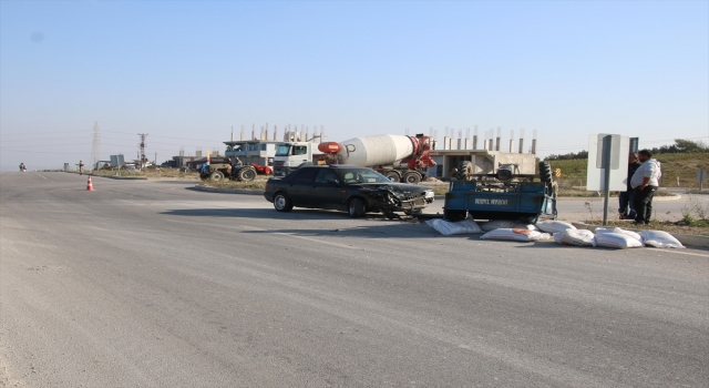 Hatay’da otomobil ile tarım aracının çarpıştığı kazada 4 kişi yaralandı