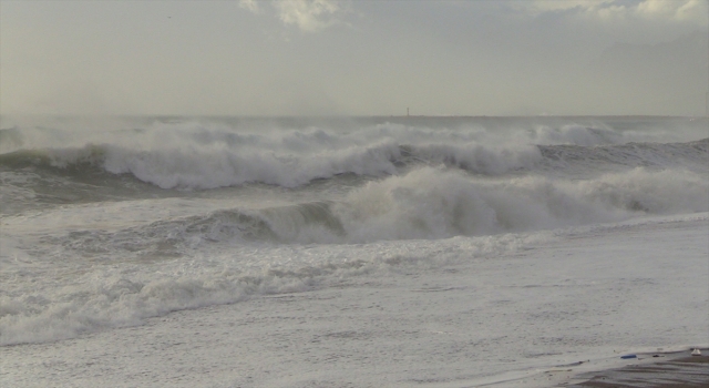 Antalya’da dev dalgalar hayatı olumsuz etkiliyor
