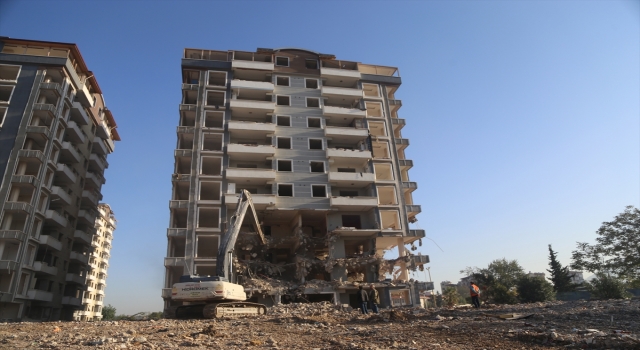 Hatay’da depremlerde ağır hasar alan 6 bina kontrollü yıkıldı