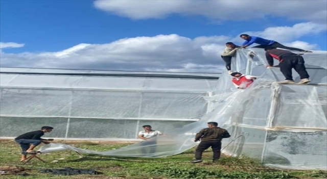 Antalya’da fırtına ve yağış hayatı olumsuz etkiledi