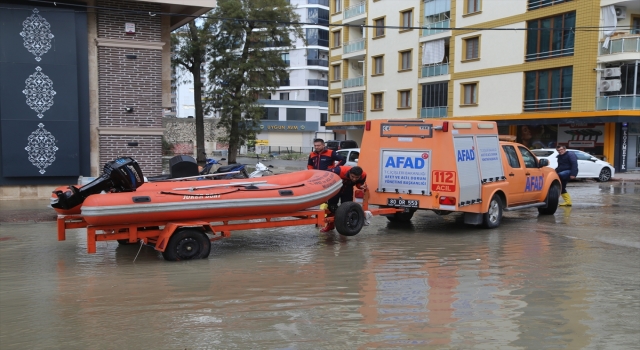 Hatay’ın İskenderun ilçesinde sağanak ve kuvvetli rüzgar hayatı olumsuz etkiledi