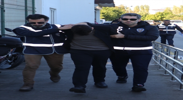 Adana’da caddede su satıcısına çarpan otomobilin sürücüsü tutuklandı