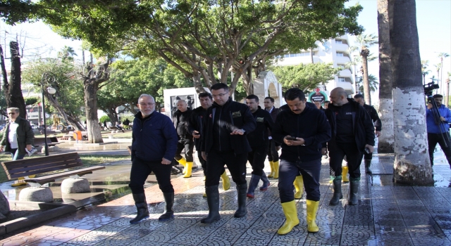 AFAD Başkanı Okay Memiş, kuvvetli rüzgar nedeniyle denizin taştığı İskenderun’da incelemede bulundu: