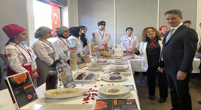 Isparta’da aşçı adayı öğrenciler yemek fuarında hünerlerini sergiledi