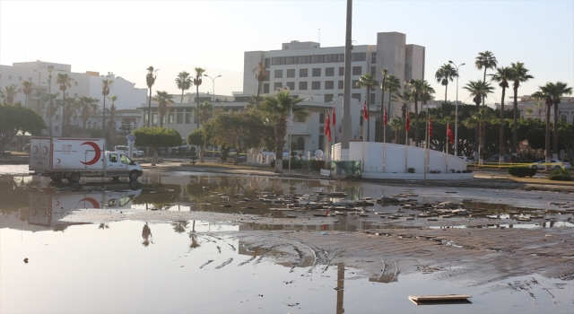 İskenderun’da denizin taşması sonucu su basan yerlerde temizlik çalışması sürüyor