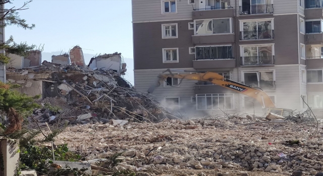 Hatay’da depremlerde ağır hasar alan 4 bina kontrollü yıkıldı