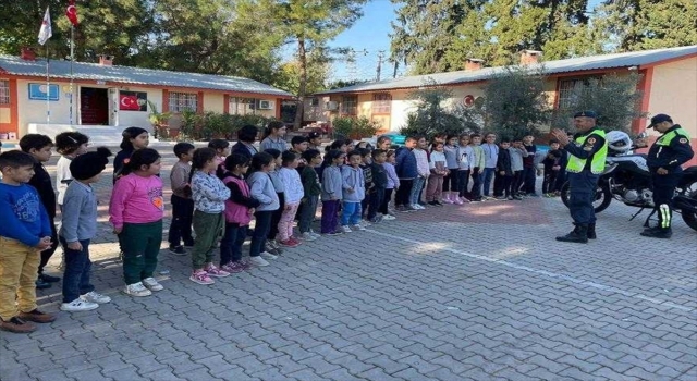 Adana’da jandarma ekipleri, öğrencilere trafik eğitimi verdi