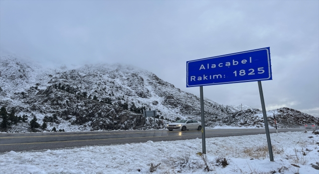 1825 metre rakımlı Alacabel’e mevsimin ilk karı yağdı