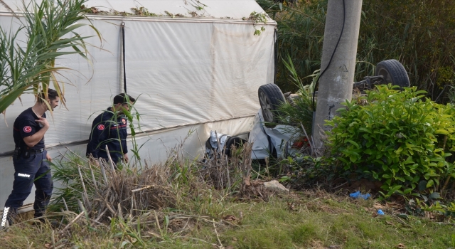 Antalya’da şarampole devrilen otomobili kullanan genç öldü