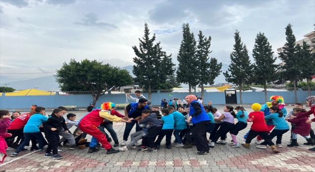 Hatay’da hasarlı binanın yıkımına tanık olan öğrencilere moral etkinliği