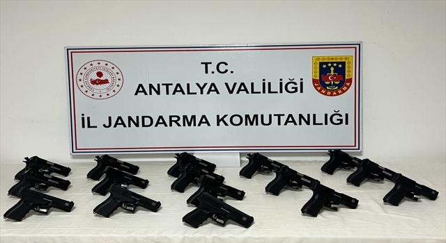Antalya’da 16 ruhsatsız tabanca ele geçirildi