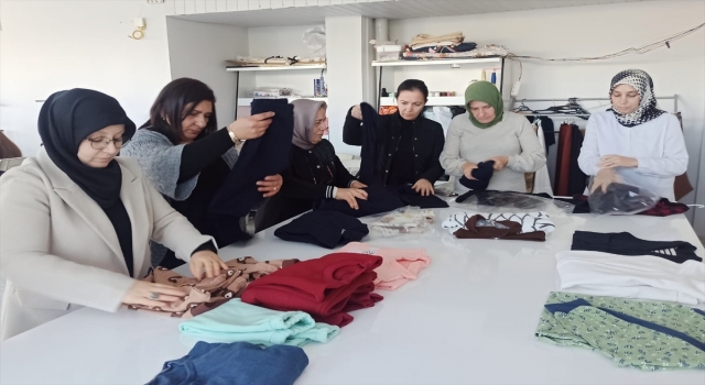 Osmaniye’de halk eğitim merkezi kursiyerlerinden Gazze’deki çocuklara kıyafet