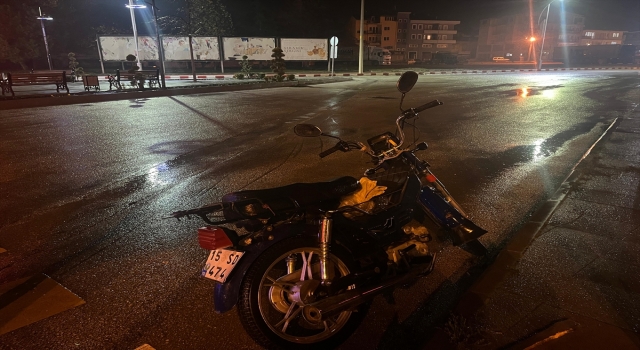 Burdur’da oğlunun iş yerine taşla saldıran kişi otomobilin çarpması sonucu yaralandı