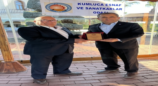 Kumluca’da meslekte 25 yılı dolduran esnafa plaket verildi
