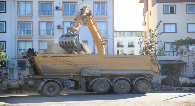 Hatay’da depremlerde hasar alan 11 bina kontrollü yıkıldı