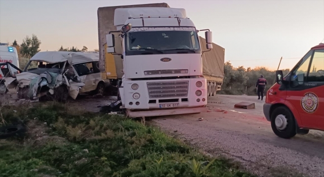 Osmaniye’de tarım işçilerini taşıyan minibüs ile tır çarpıştı, 5 kişi yaralandı
