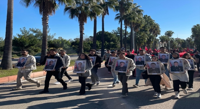 Adana’da üniversite öğrencileri şehit askerler için yürüdü