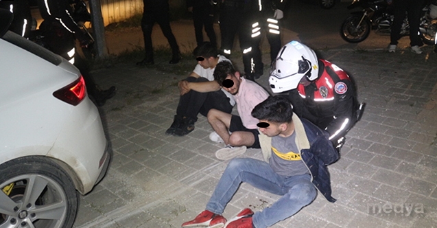 Adana&#039;da araçla polisten kaçan 3 şüpheli yakalandı