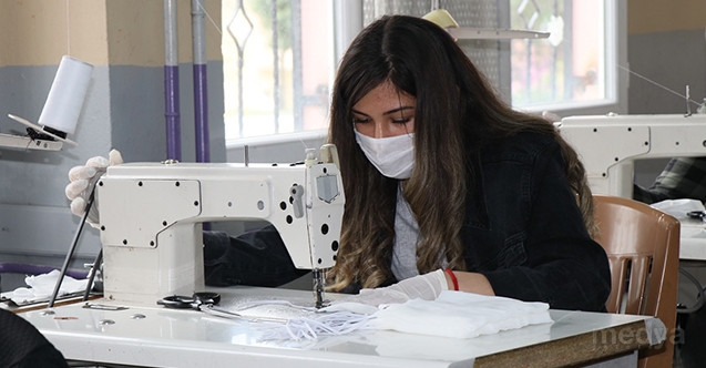 Adana&#039;da moda tasarım bölümü öğrencileri maske üretimine başladı