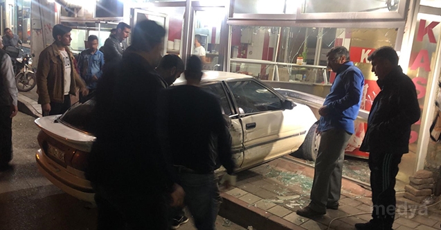 Adana&#039;da otomobil, bir araca çarptıktan sonra kasap dükkanına girdi