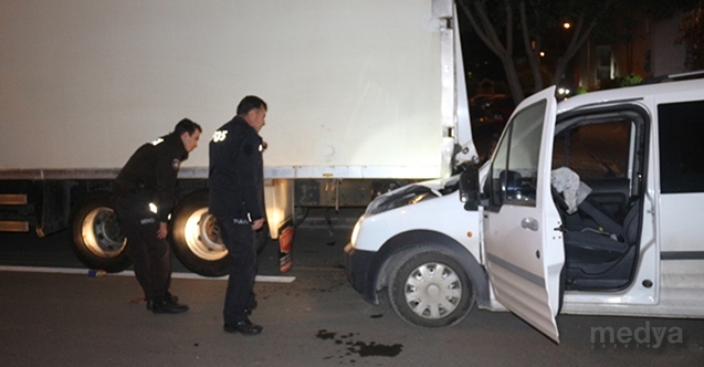 Adana&#039;da park halindeki tıra çarpan kamyonetin şoförü olay yerinden kaçtı