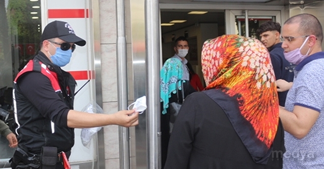 Adana Da Polis Banka Onlerinde Sira Bekleyenlere Maske Dagitti Medya Gazete