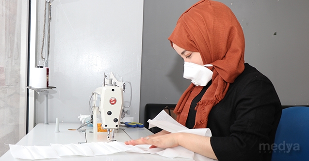 Adana&#039;da usta öğreticiler, günde 300 tıbbi maske ve koruyucu kıyafet üretiyor