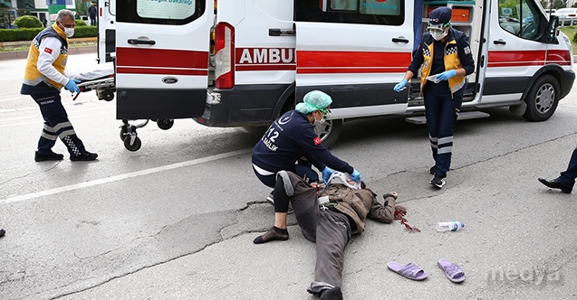Adana&#039;da yolun karşısına geçmek isterken otomobil çarpan kadın yaralandı
