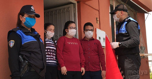 Adana polisinden, şehit meslektaşlarının üçüzlerine 23 Nisan hediyesi