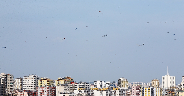 Adana semalarındaki yüzlerce uçurtma güzel görüntüler oluşturdu