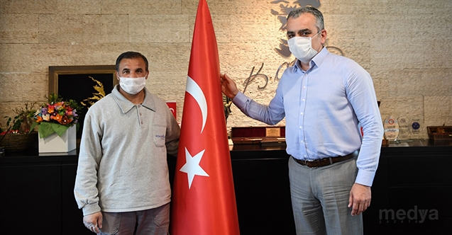 Antalya Da Belediye Copcusu Yerde Gordugu Turk Bayragini Supurgesinin Sapina Ilistirip Calismasini Surdurdu Medya Gazete