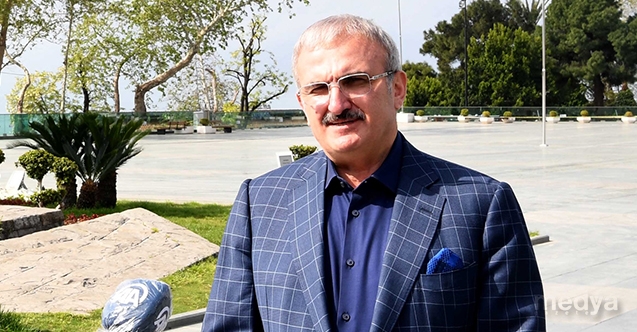 Antalya'da çocuklar evde kalıp kitap okuyarak hediye kazandı