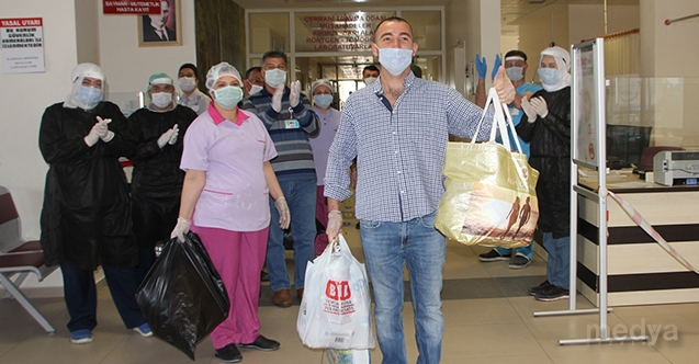 Antalya&#039;da koronavirüsü yenen tır şoförü alkışlarla taburcu edildi