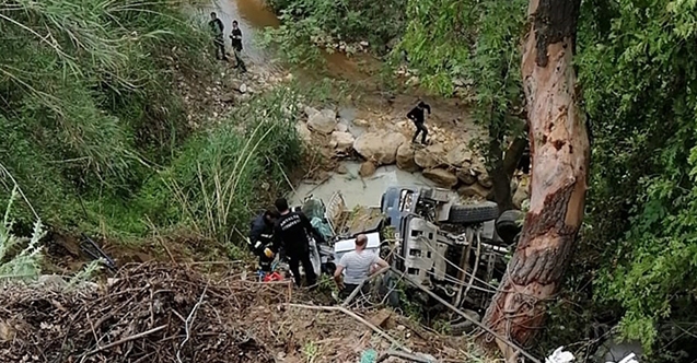 Antalya'da uçuruma devrilen beton mikserinin sürücüsü öldü