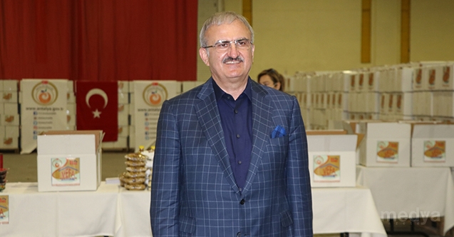 Antalya Valisi Karaloğlu hayırseverin bağışladığı gıdaları paketledi: