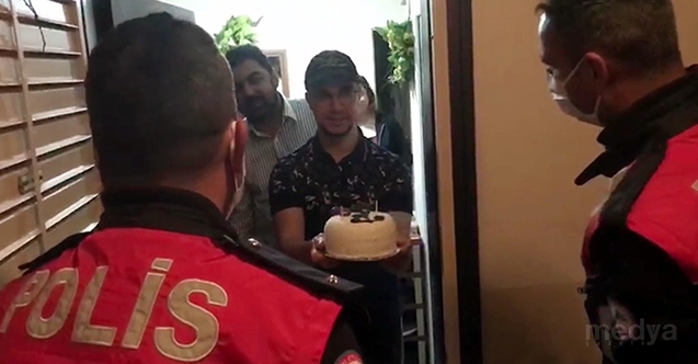 Evden çıkamayan 18 yaşındaki İbrahim'e polisten doğum günü sürprizi